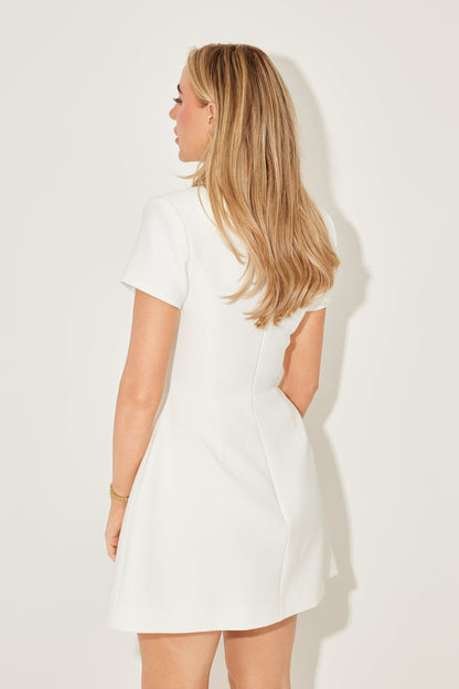 Vestido Mini con Cuello y Falda Voluminosa – Estilo Elegante y Moderno